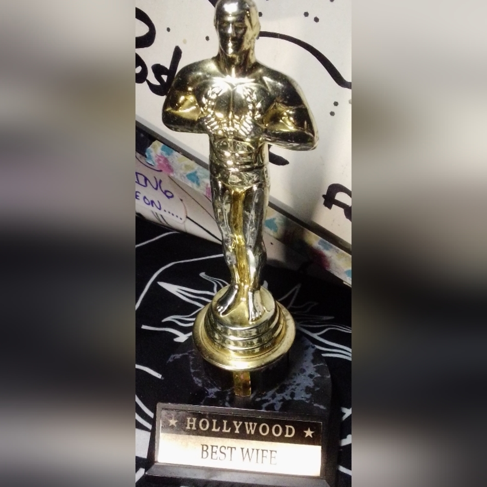 HOLLYWOOD BEST WIFE TROPHY
